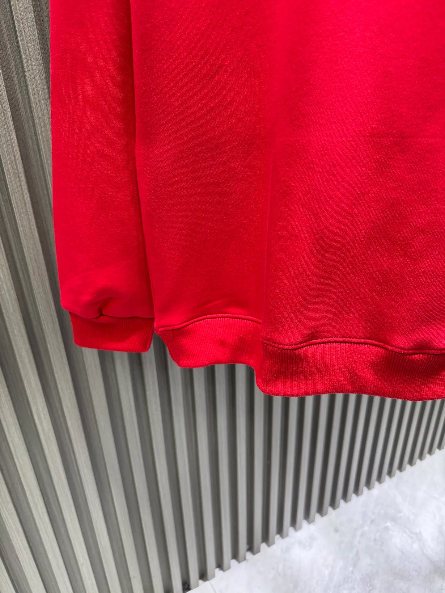 🅿️250 🀄️ Louis Vuitton Louis Vuitton 2025 Autumn and Winter 🆕Vu*tt*n Marque L printed identification pullover sweatshirt 400g pure cotton ➕ silver fox velvet Made of soft cotton fabric, comfortable and breathable "MARQUE L.VUITTON DEPOSEE" printing on the front, simple and elegant, full of brand sense, loose round neck design It's OK to wear alone or layered in spring and autumn. The gray color is versatile and very fashionable when paired or matched. It belongs to the V SS26 series. It is practical and has a sense of design. It is a must-have item for luxury casual wear. A new concept that breaks out of the cocoon. Streamlined fashion. Luxurious quality achieves the status of high fashion.